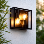 Zwarte vierkante buitenplafonniere met twee gloeilampen aan witte gevel