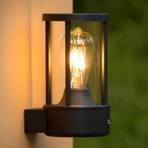 Zwarte cilindervormige wandlamp met glas en brandende filamentlamp buitenmuur