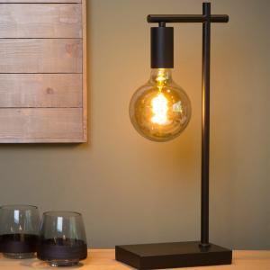 Zwarte hoekvormige tafellamp met warme gloeilamp op houten tafel