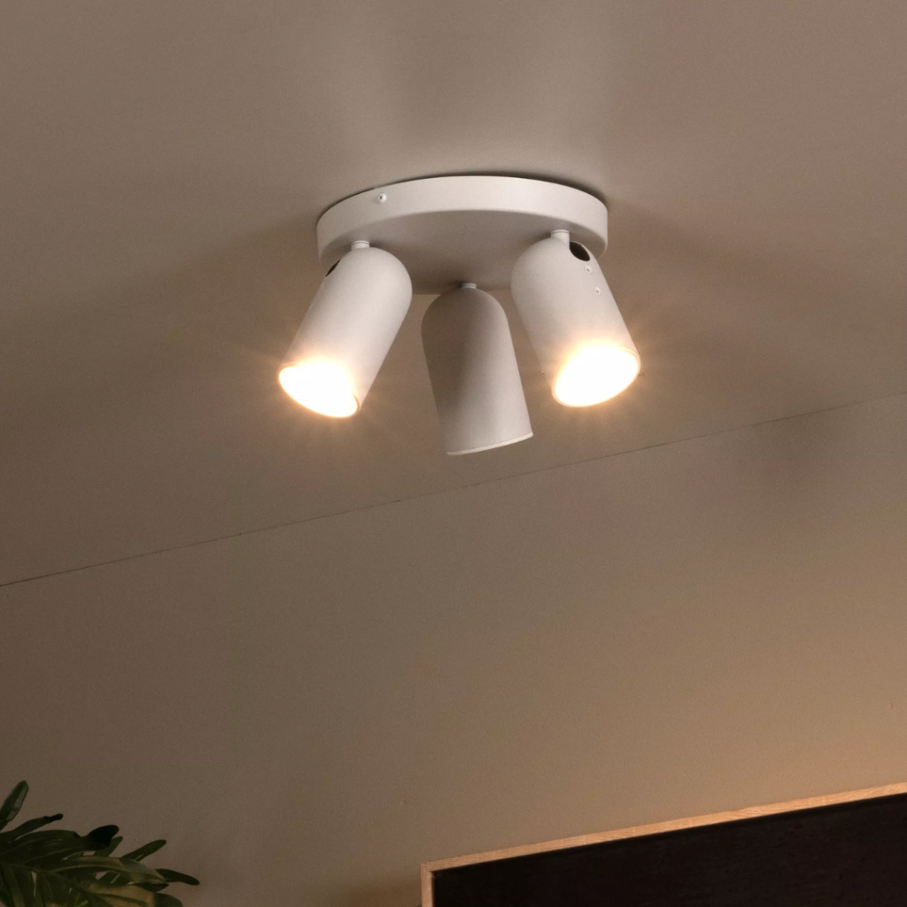 Witte ronde plafondspot met drie verstelbare lichtpunten in moderne woonkamer