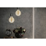 sfeerbeeld twee lampen: SPL E27 Fila Globe 6,5W Goud Dimbaar