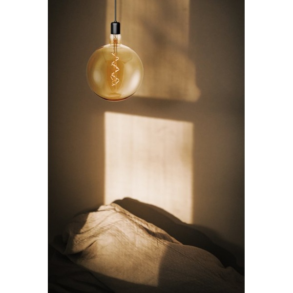 sfeerbeeld 1 lamp aan:SPL E27 XXL Globe G200 6W Extra Warmwit Goud Dimbaar
