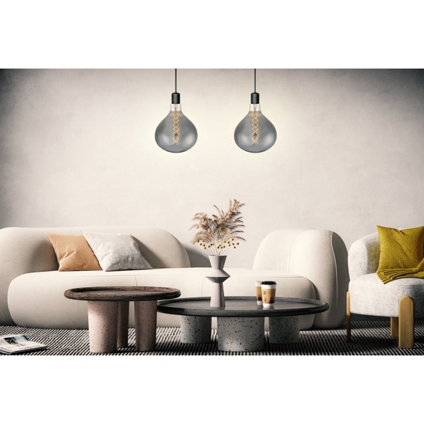 sfeerbeeld twee lampen: SPL E27 Fila XXL FLEX 6W Flame Smoke Dimbaar