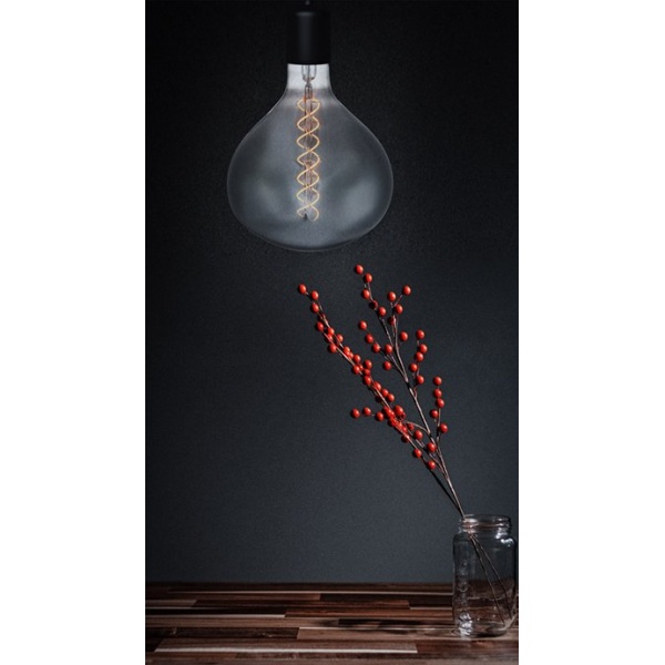 sfeerbeeld lamp aan: SPL E27 Fila XXL FLEX 6W Flame Smoke Dimbaar