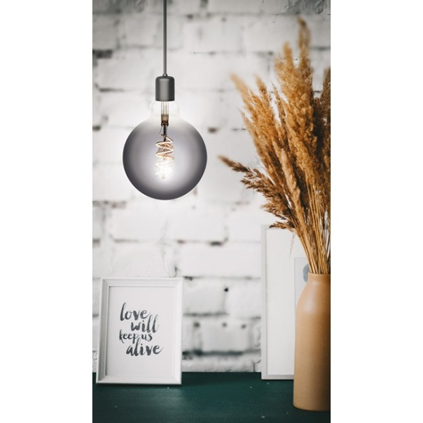 sfeerbeeld lamp aan: SPL E27 Fila Globe AX 4.5W Flame Smoke Dimbaar