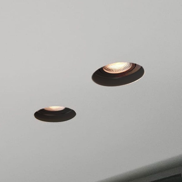 Sfeerbeeld van stucframe in het plafond met zwarte inbouwspot