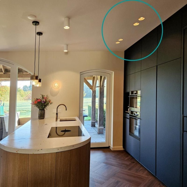 Sfeerbeeld van een keuken met in het plafond trimless stucframes