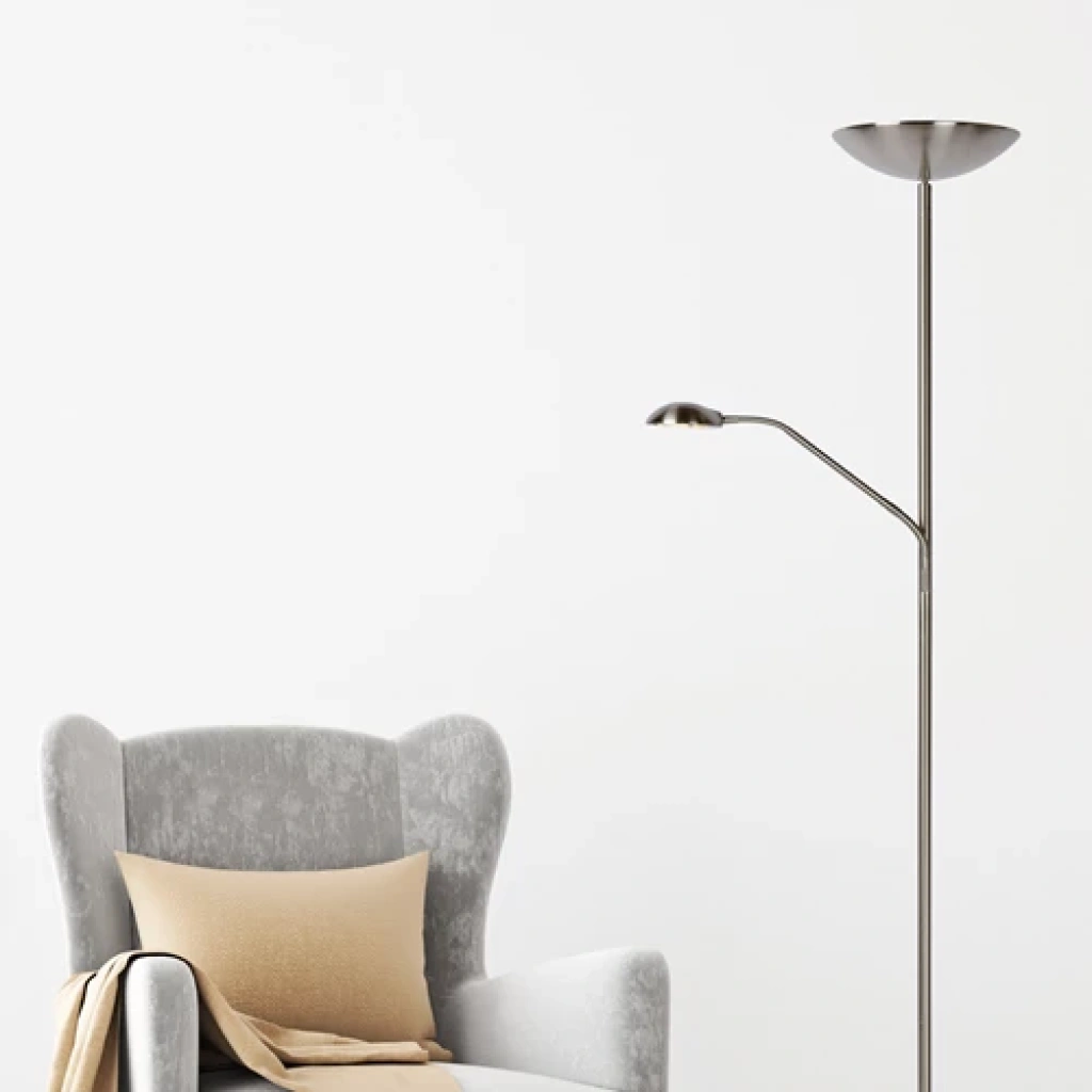 Moderne mat chromen leeslamp met uplighter naast grijze fauteuil in woonkamer
