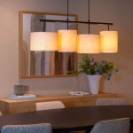Beige hanglamp met vier cilindervormige kappen boven eettafel in moderne woonkamer