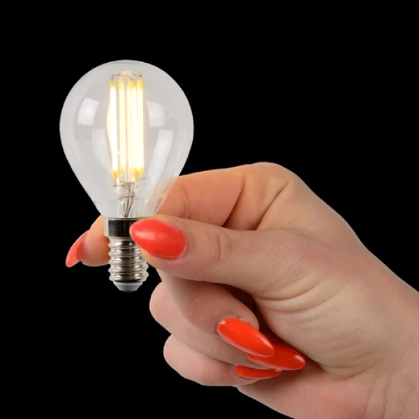 Heldere E14 kogellamp 4W warmwit dimbaar in hand gehouden