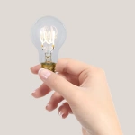 Heldere LED filamentlamp E27 4,9W warmwit licht dimbaar in hand gehouden
