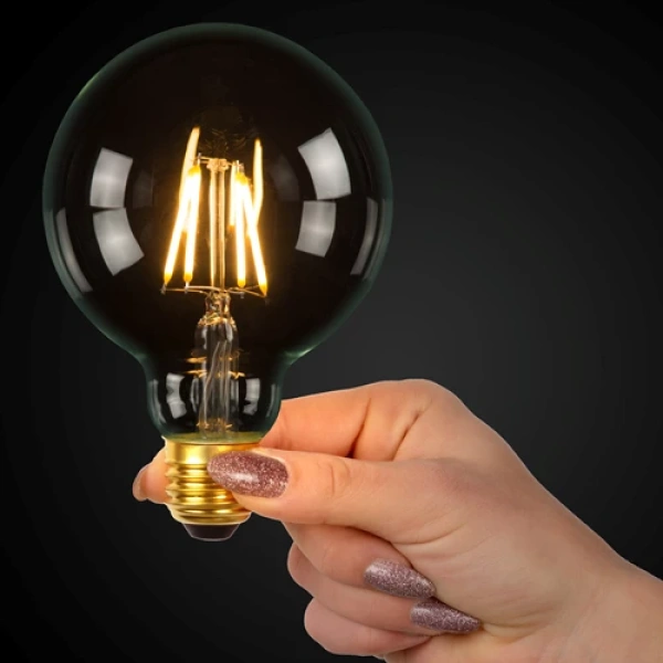 Globe ledlamp E27 7W warmwit licht in hand gehouden
