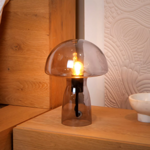 Glazen paddenstoel tafellamp in fumé tint op houten nachtkastje