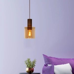 Koperen hanglamp met amberkleurig glas boven paarse bank in modern interieur