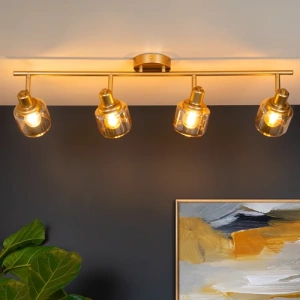 Gouden messing plafondspot met vier verstelbare lichtpunten boven moderne woonkamer