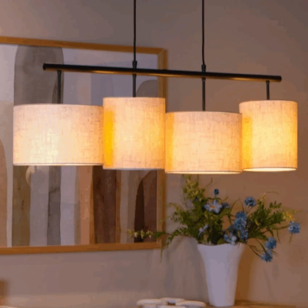 Beige hanglamp met vier stoffen kappen boven eettafel in warme verlichting
