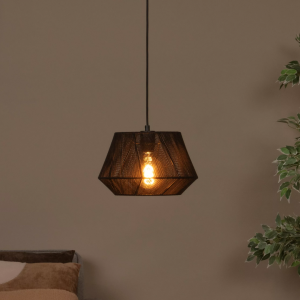 Zwarte hanglamp met geweven kap en warm licht boven bed in woonkamer