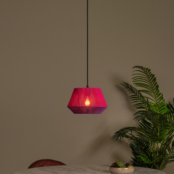 Roze Scandinavische hanglamp met textiele kap boven eettafel in moderne woonkamer