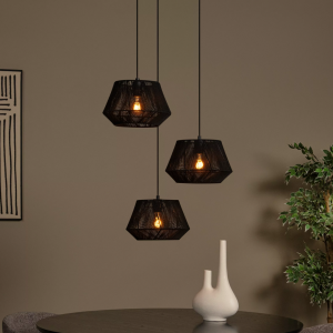 Zwarte Scandinavische hanglamp met drie lichtpunten boven eettafel in moderne woonkamer