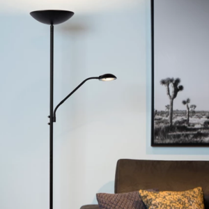 Zwarte moderne leeslamp met uplighter naast bank in woonkamerinterieur