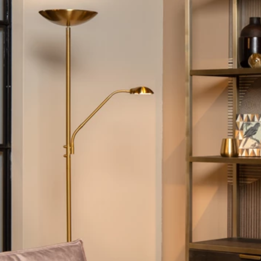 Matgouden dimbare leeslamp met uplighter in moderne woonkamerhoek