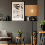 Vloerlamp van bamboe in naturel tint met zwarte staander in woonkamer