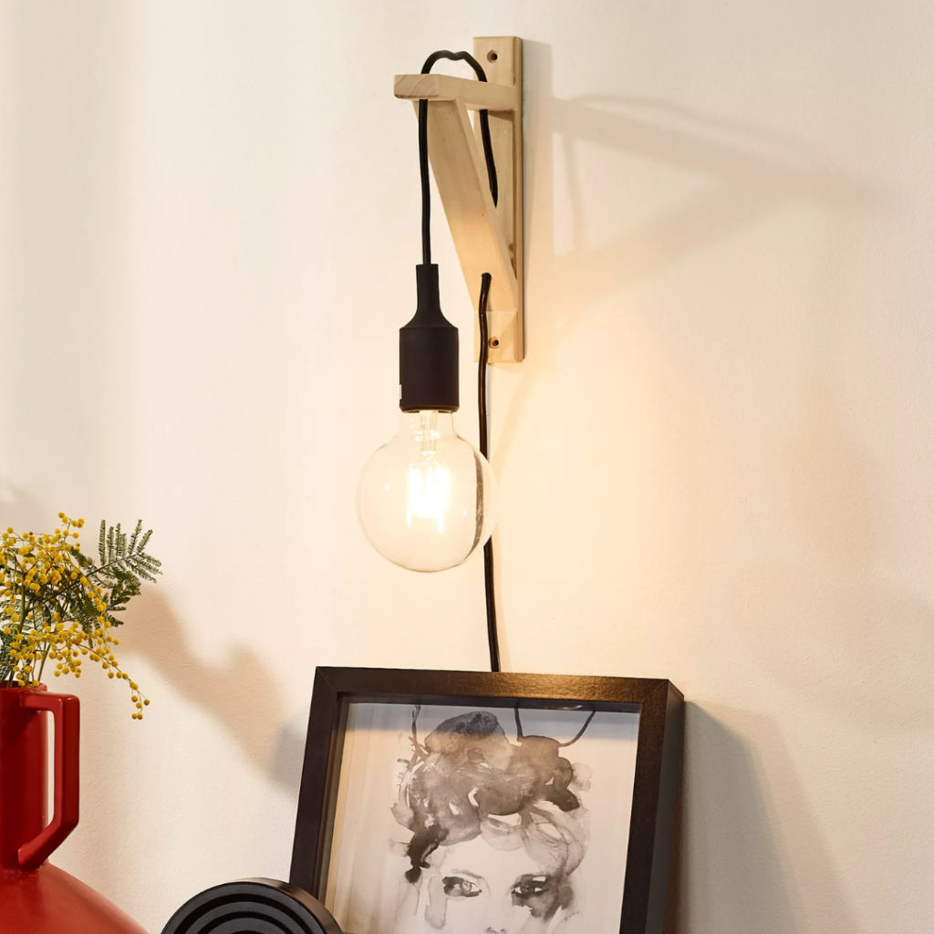 Wandlamp van hout met zwarte fitting en zichtbaar peertje aan muur