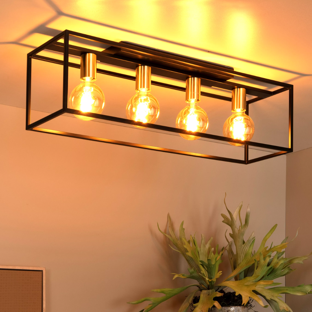 Ontwerp zonder titel (20) Zwarte vintage plafonnière met vier gloeilampen in metalen frame boven interieur