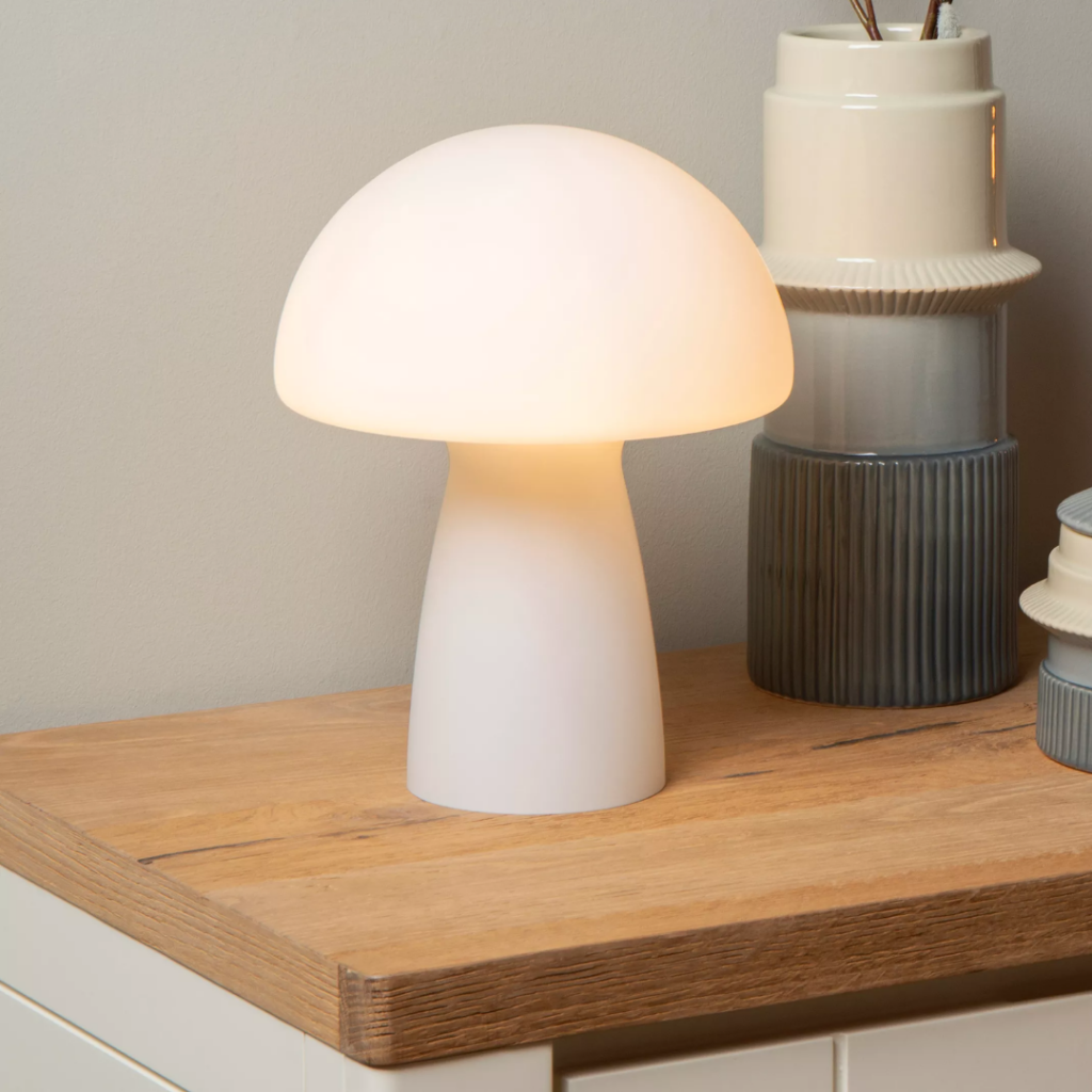Witte opaalglazen paddenstoel tafellamp Lucide op houten dressoir