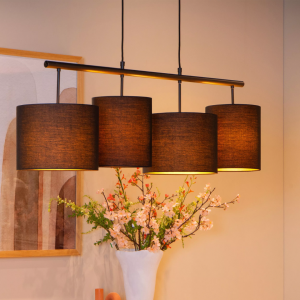 Zwarte Scandinavische hanglamp met vier stoffen kappen boven eettafel in warme setting