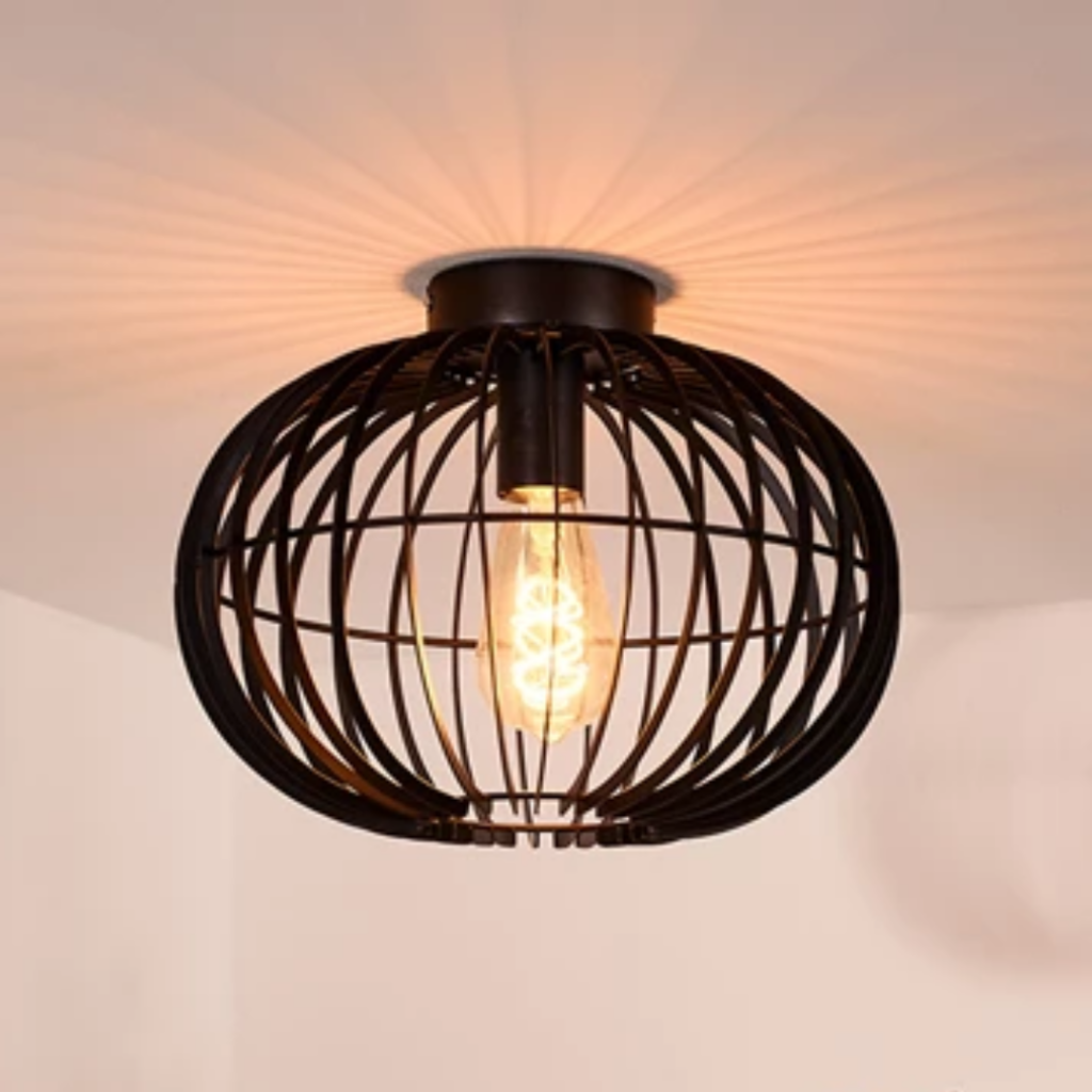 Zwarte metalen plafondlamp met open draadkap en warm lichtpatroon op plafond