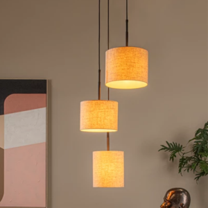 Beige hanglamp met drie stoffen kappen in warme woonkamerverlichting