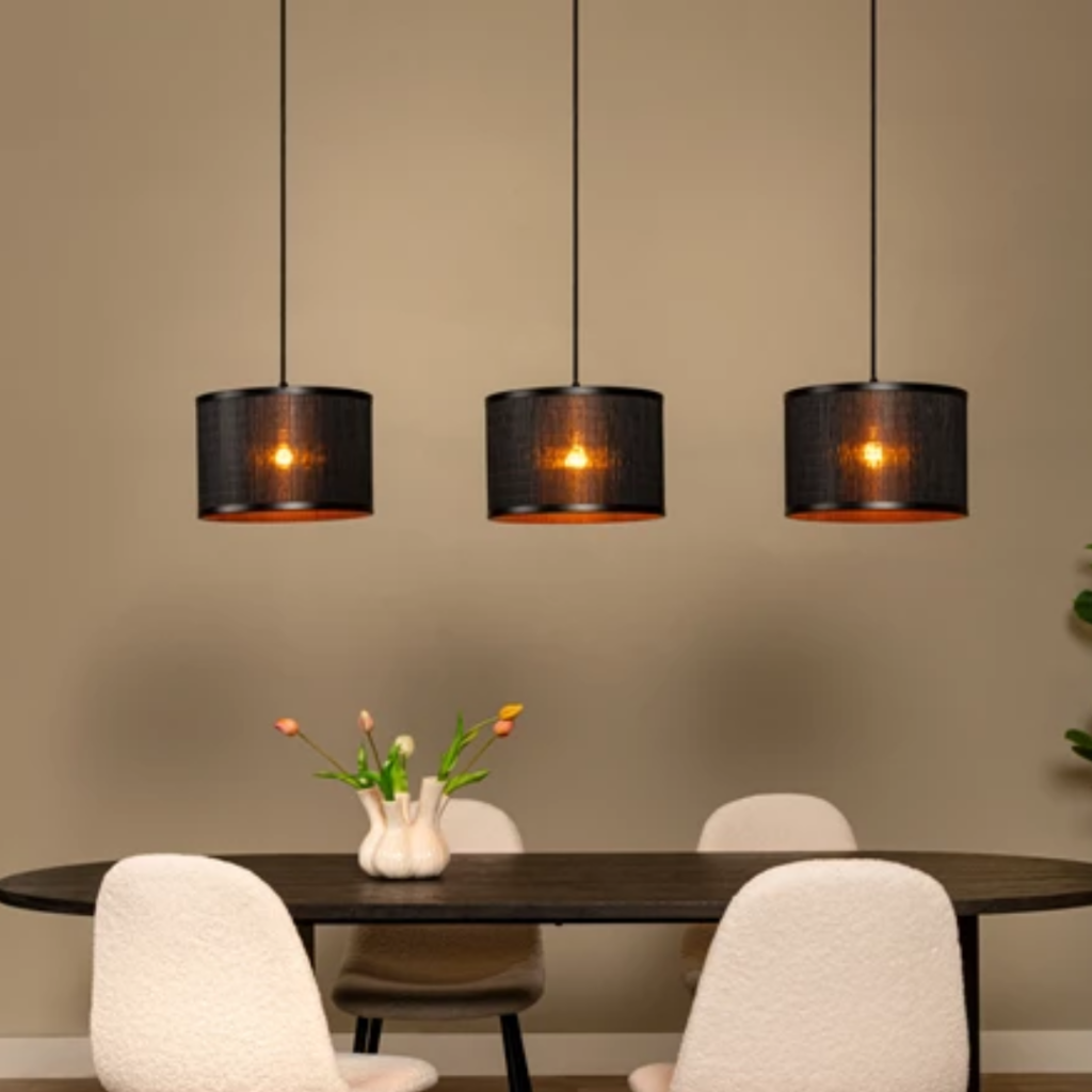 Zwarte Scandinavische hanglamp met drie lichtpunten boven eettafel in modern interieur
