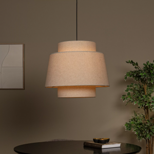 Beige stoffen hanglamp met één lichtpunt boven eettafel in moderne woonkamer