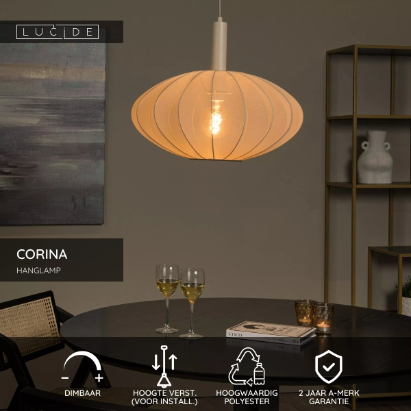 Beige polyester hanglamp met ronde vorm boven eettafel in moderne woonkamer