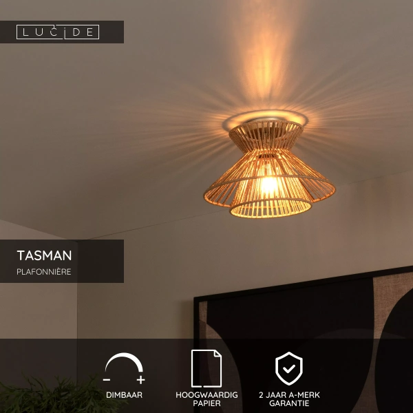 Scandinavische plafondlamp van naturel papier met warm licht in moderne woonkamer