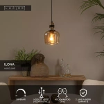 Amberkleurige glazen hanglamp Ø18 cm boven houten tafel in warme interieursetting