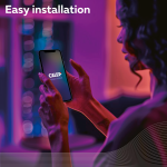 Calex smart LED strip RGB+CCT bedienbaar via app in kleurrijke woonkamer