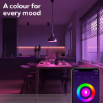 Smart LED strip met instelbare RGB-verlichting in moderne keukenomgeving