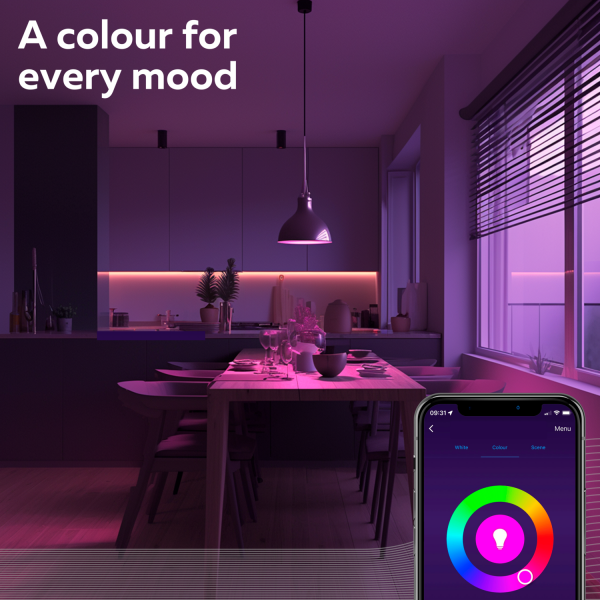 Smart LED strip met instelbare RGB-verlichting in moderne keukenomgeving