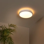 Witte ronde plafonniere met bewegingssensor geeft warm licht in moderne kamer
