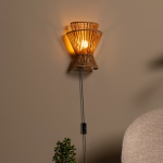 Scandinavische wandlamp van naturel rotan met warm licht in woonkamerinterieur