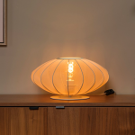 Beige Scandinavische tafellamp met stoffen kap op houten dressoir