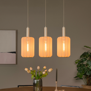 Beige Scandinavische hanglamp met drie lichtpunten boven eettafel in modern interieur