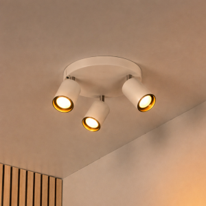 Taupe plafondspot met drie verstelbare lichtpunten in moderne interieursetting