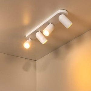 Witte rechthoekige plafondspot met vier richtbare lichtspots in moderne woonkamer