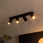 Zwarte rechthoekige plafondspot met vier richtbare lichtpunten in moderne woonkamer