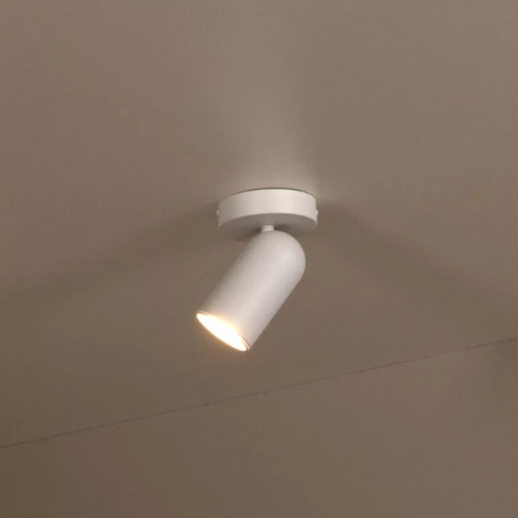 Witte cilindervormige plafondspot met één lichtpunt in moderne interieursetting