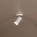 Witte cilindervormige plafondspot met één lichtpunt in moderne interieursetting