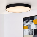 Zwarte ronde plafonnière met warmwit licht in moderne woonkamer